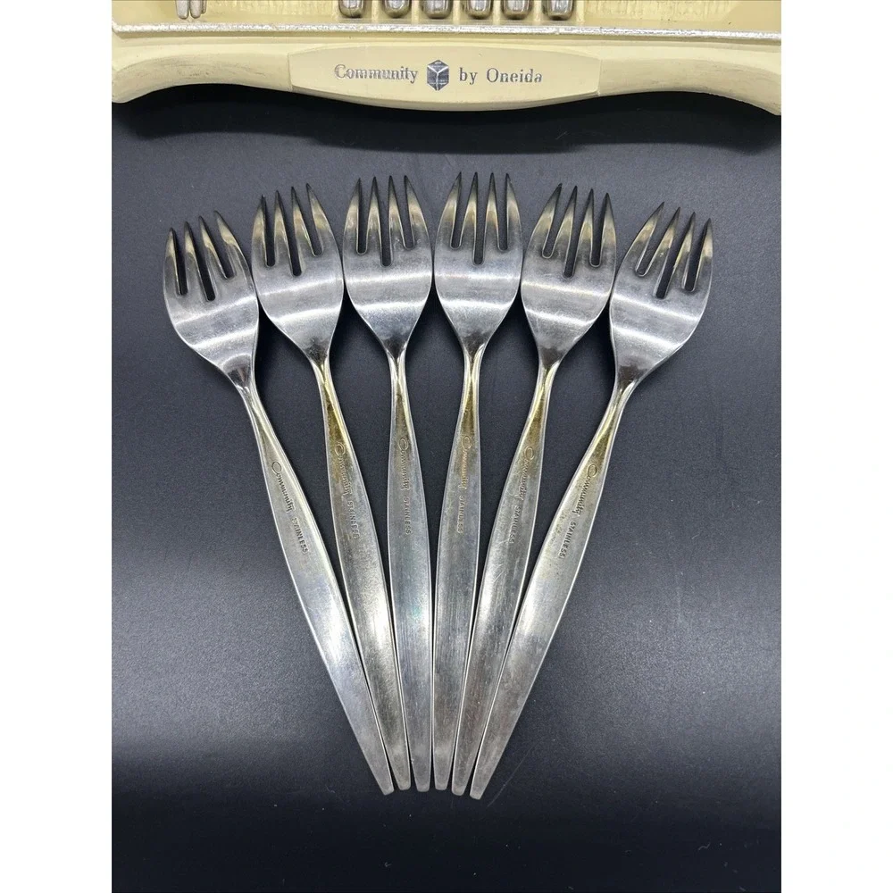 Oneida Venetia Community Stainless Flatware Set 30 piece w/tray SEE DETAILS
